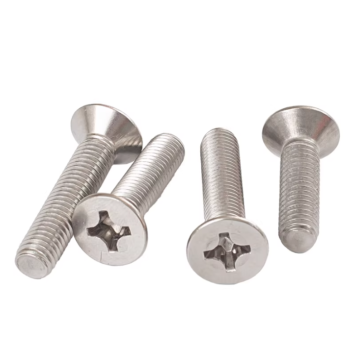 Vad är den primära skillnaden mellan skruvar med pannhuvud och försänkta skruvar?