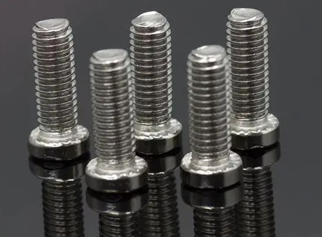 Vad orsakar missfärgning i rostfria skruvar?