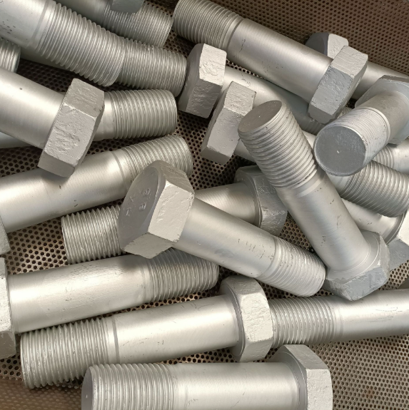 Vad är skillnaden mellan varmförzinkade bultar och Dacromet-bultar?